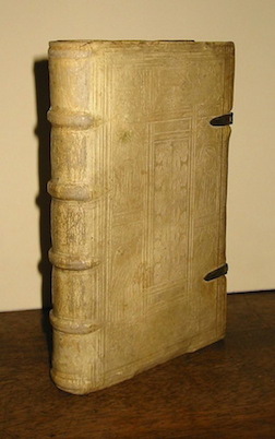  Esiodo (Hesiodus) Hesiodi Ascraei Opera, quae quidem extant, omnia Graece, cum interpretatione Latina a regione, ut conferri a Graecae linguae studiosis citra negocium possint. Adiectis ijsdem latino carmine elegantiss. versis, & geneologiae deorum a Pylade Brixiano descriptae, Libris V. Accessit nunc demum Herculis Scutum, doctiss. carmine a Ioanne Ramo conversum... 1564 (la data di pubblicazione si rileva a carta A4) (Basilea) s.t.